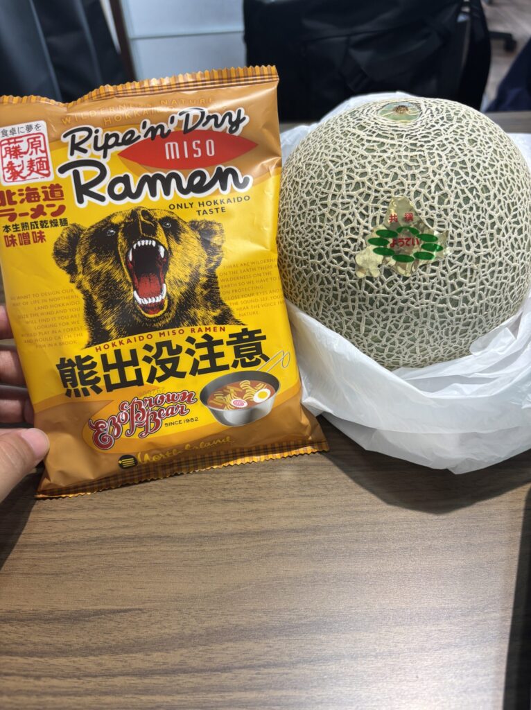 お土産を持ってきてくれる卒業生